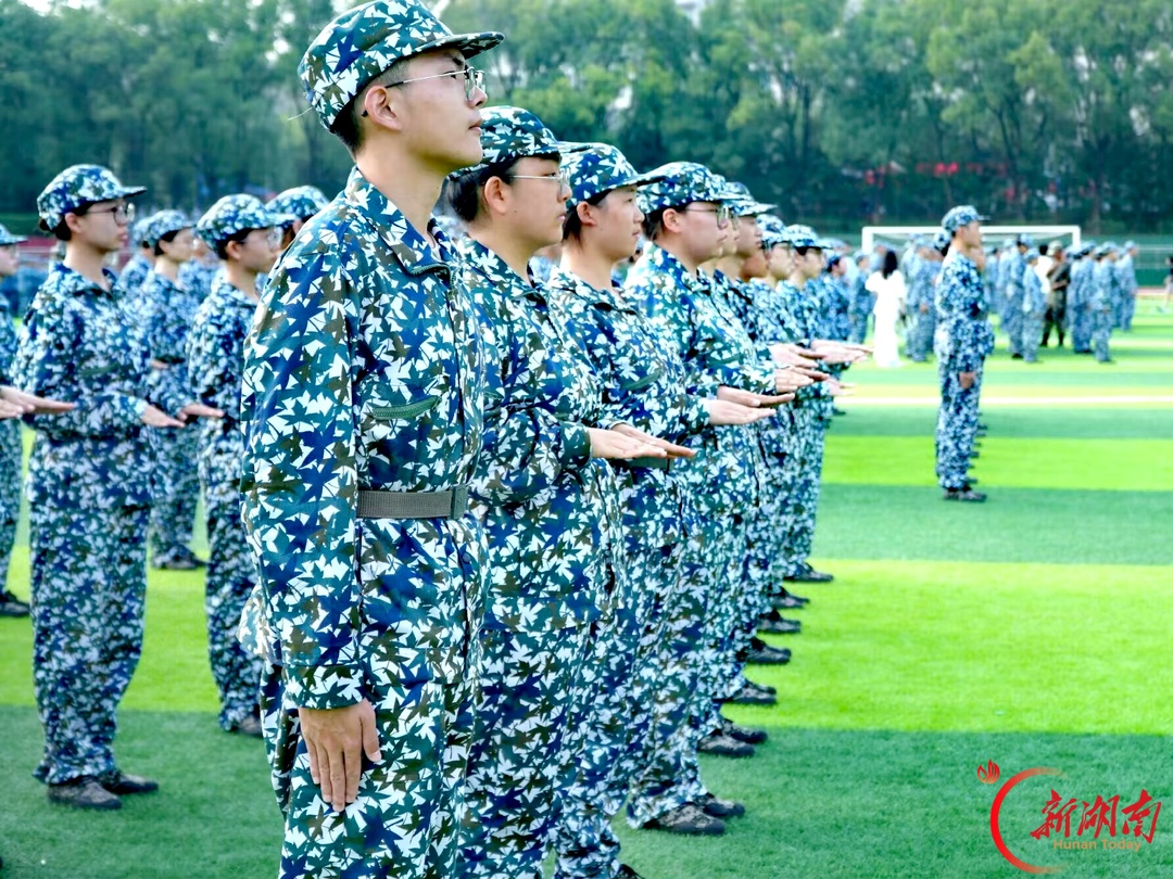 青春正步走|晨光砺迷彩,少年启新程
