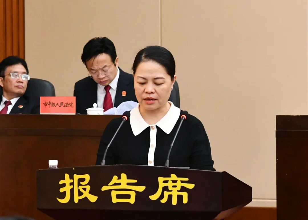怀化市六届人大常委会举行第三十三次会议
