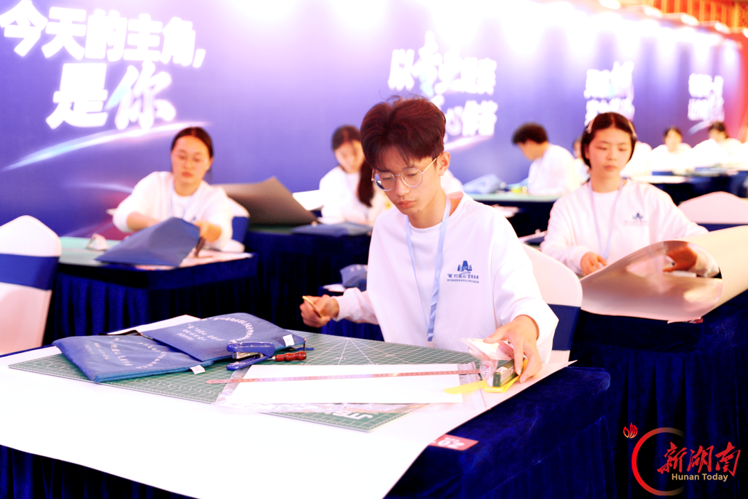 匠心筑梦,“箱”约赛场!蓝山职中师生在省皮具设计技能竞赛中荣获佳绩