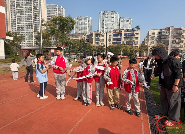 岳阳市东城小学学子在岳阳市第27届模型比赛中展风采