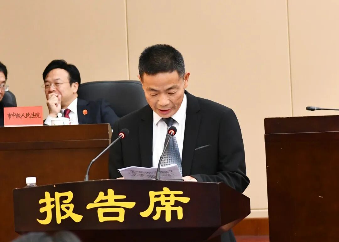 怀化市六届人大常委会举行第三十三次会议