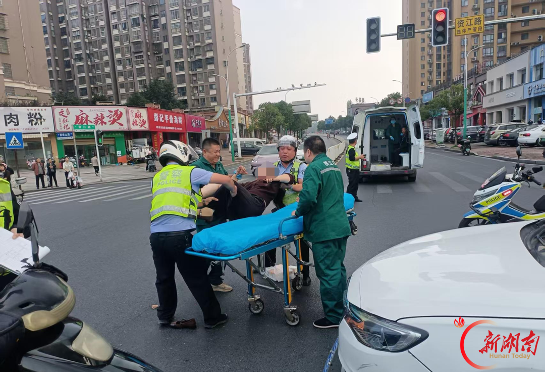 桃江县｜骑电动车闯红灯引发交通事故，电动车司机和未戴头盔的受伤乘客均被罚款