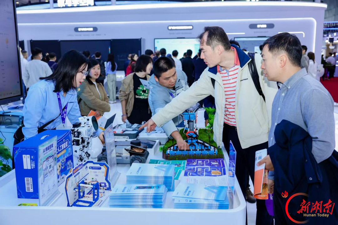 “AI+教育”走进课堂,一场展会给出教师减负与学生动手的新答案