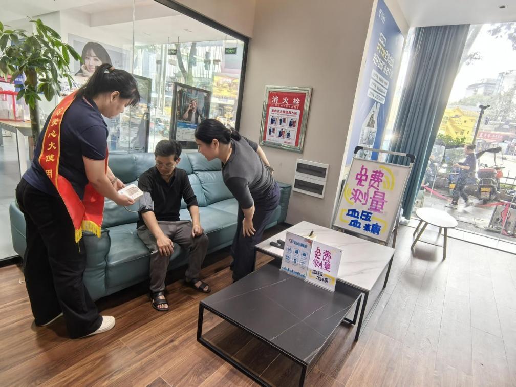 深耕适老化服务，厚植敬老情怀：中国电信湖南公司全省联动，以爱心翼站传递敬老温情