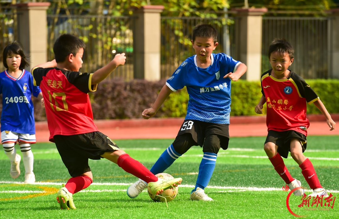 绿茵逐梦!2026湘江新区中小学生“三大球”联赛足球决赛火热启幕