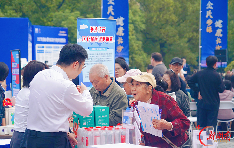 全民参保进街头 医保政策暖人心