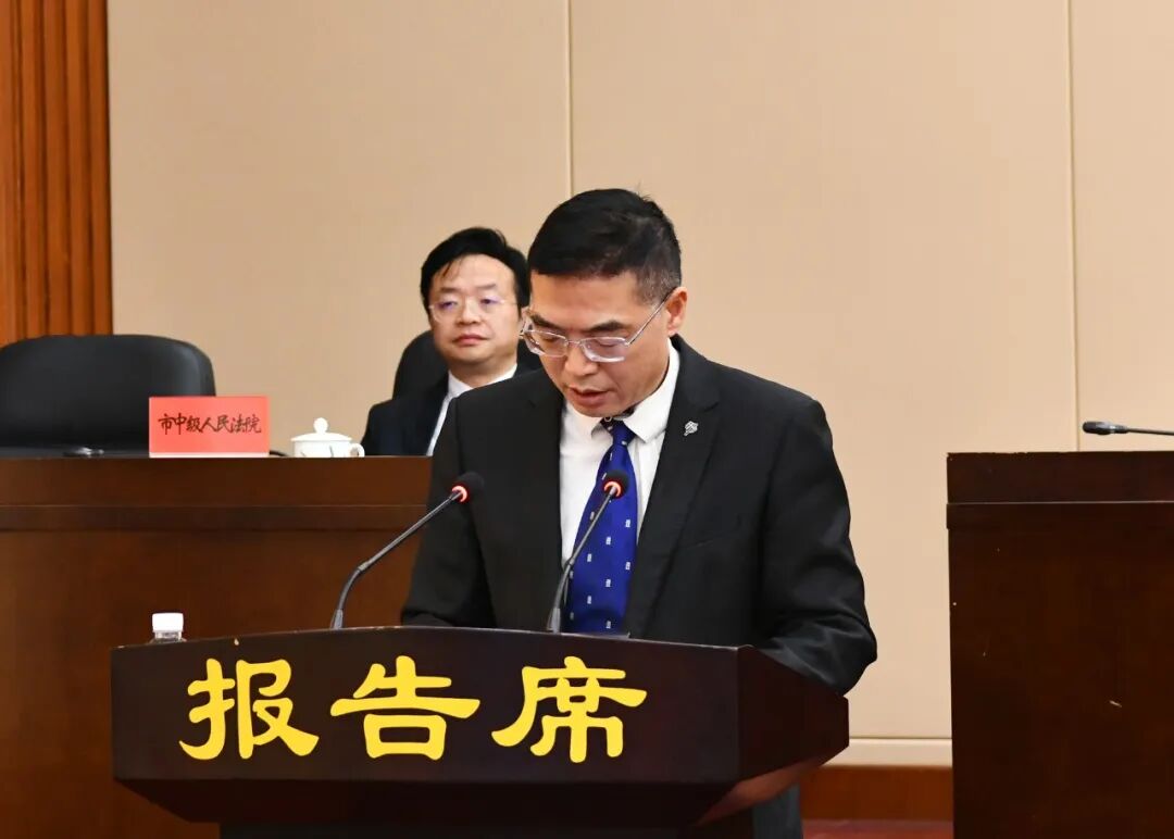 怀化市六届人大常委会举行第三十三次会议