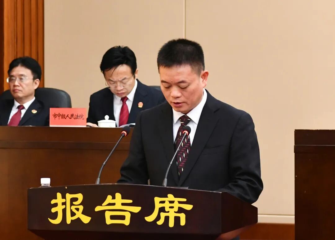 怀化市六届人大常委会举行第三十三次会议