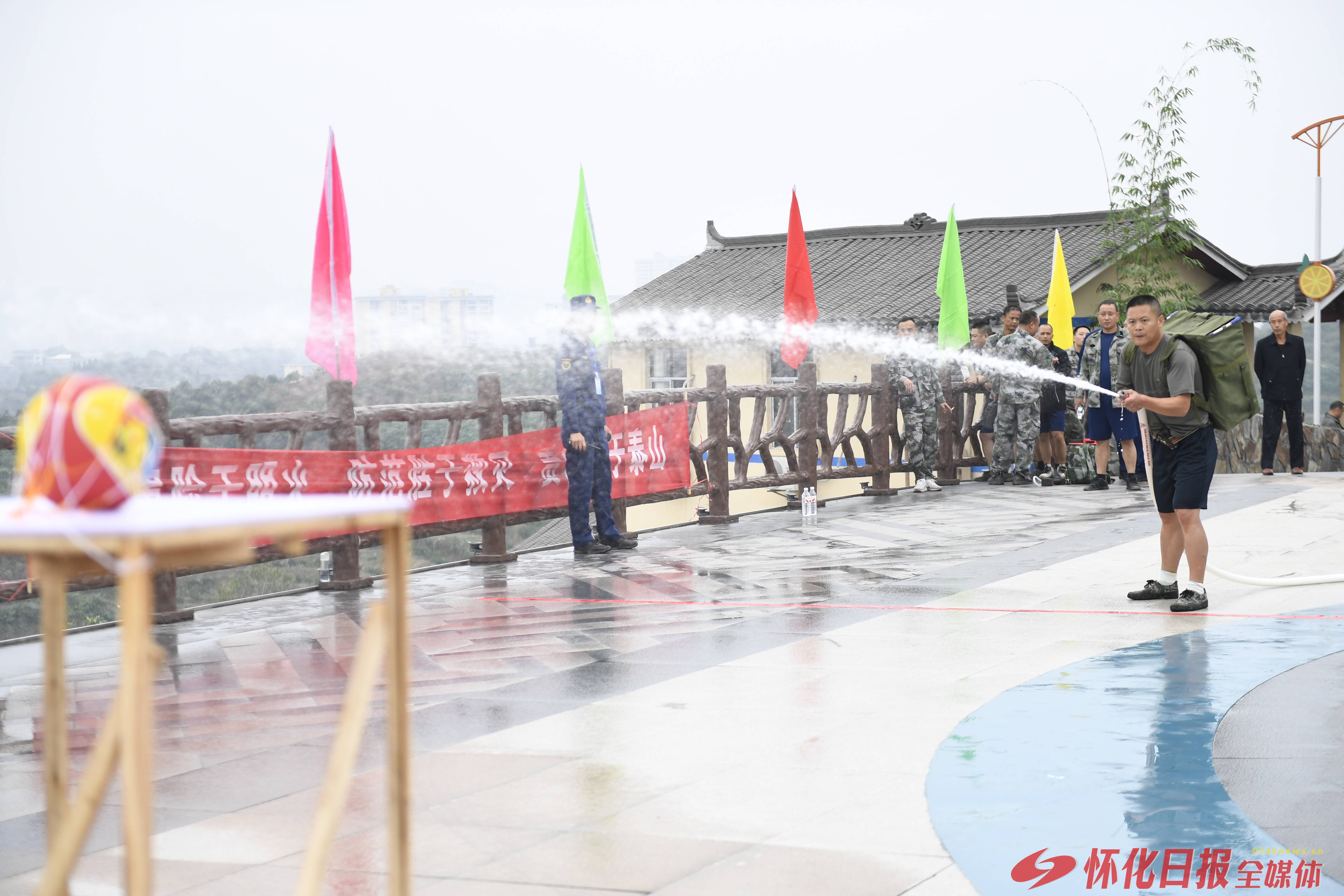 怀化市第四届 “以水灭火” 技能比武暨森林火灾应急演练举行