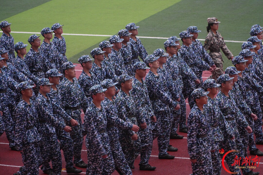 青春正步走|操场迷彩涌动,步履沉淀青春力量