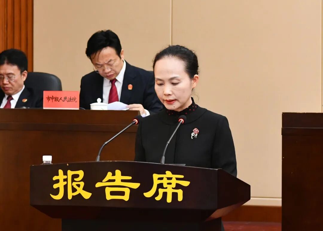 怀化市六届人大常委会举行第三十三次会议