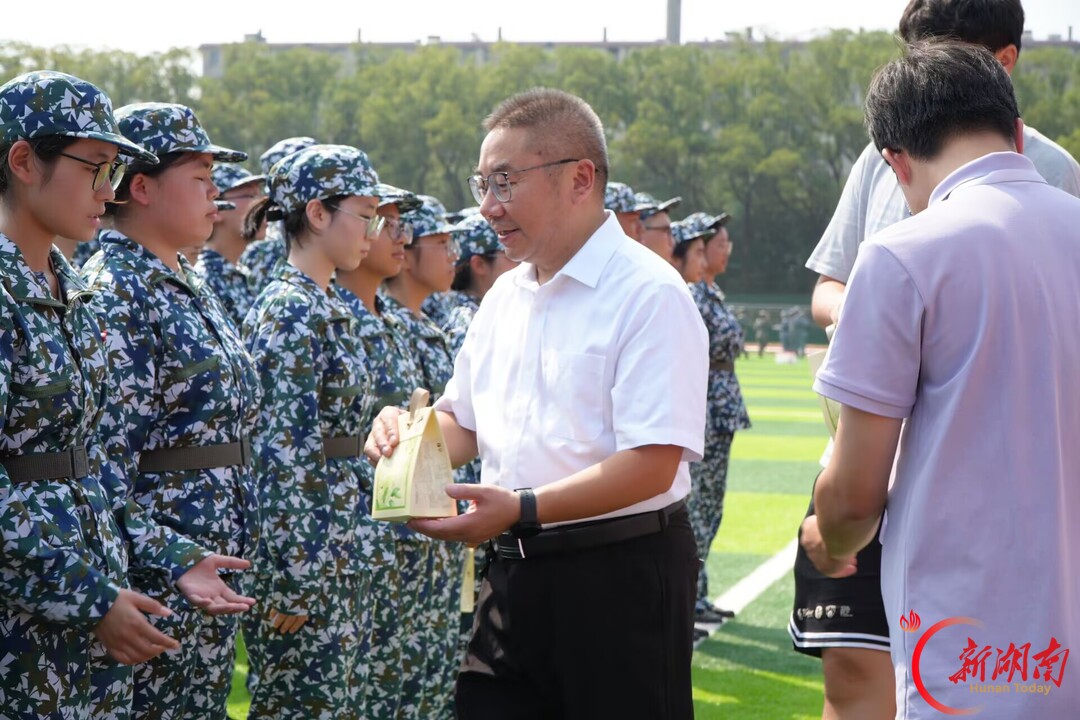 青春正步走|月满训练场,月饼寄温情,商院中秋暖心送关怀