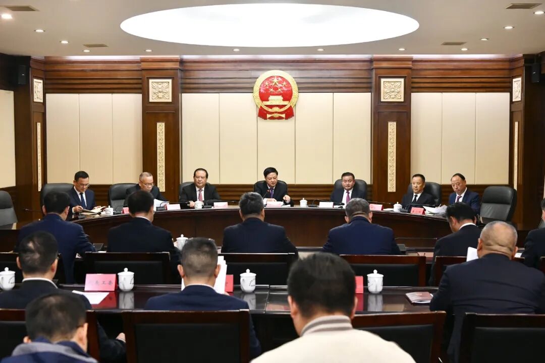 怀化市六届人大常委会举行第三十三次会议