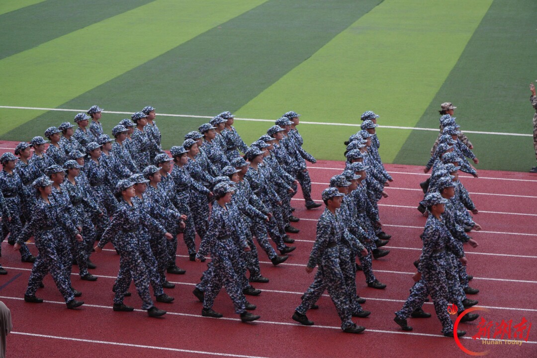 青春正步走|操场迷彩涌动,步履沉淀青春力量