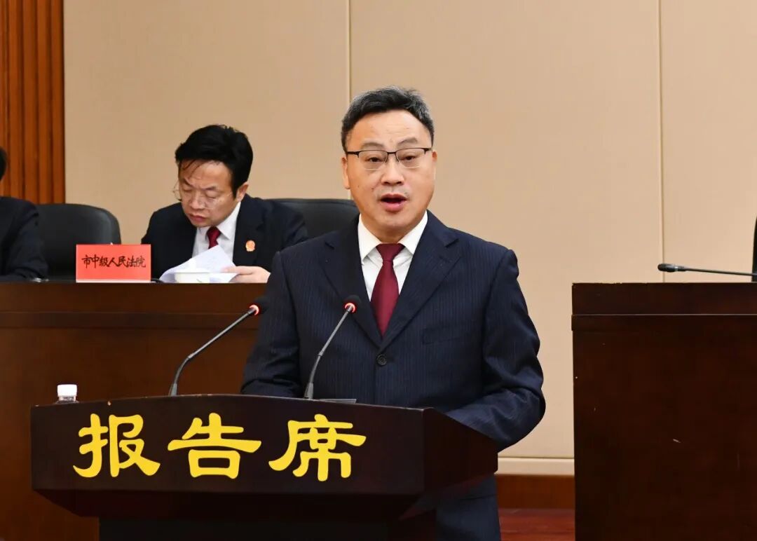 怀化市六届人大常委会举行第三十三次会议