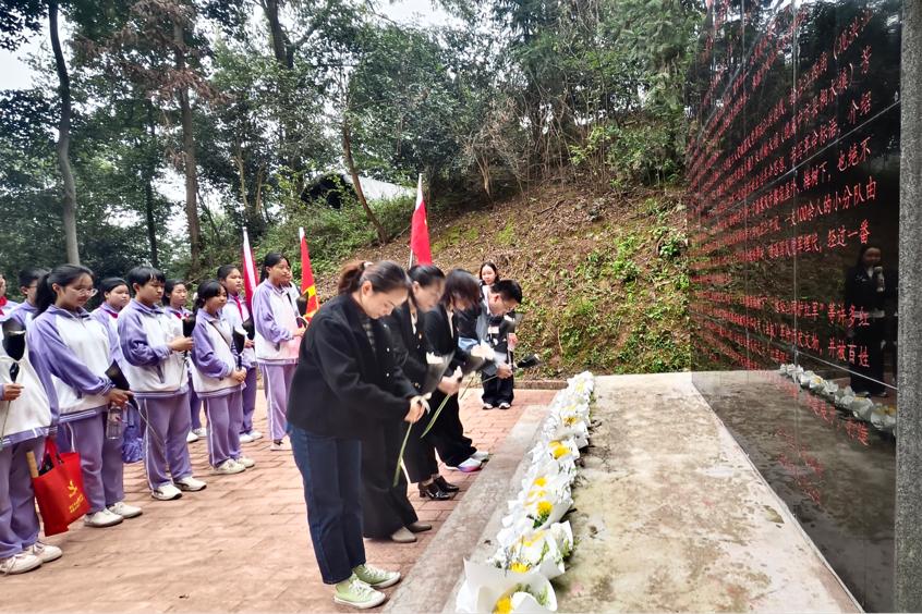 怀化学院云谷实验学校开展红色研学实践活动