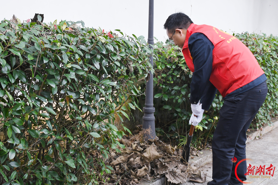 薪火相传护忠魂 长沙首支烈士纪念设施维护志愿队授旗成立
