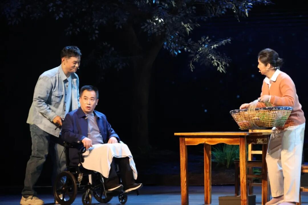 第六届岳阳文化艺术节开幕 《李东日记》首演感动全场
