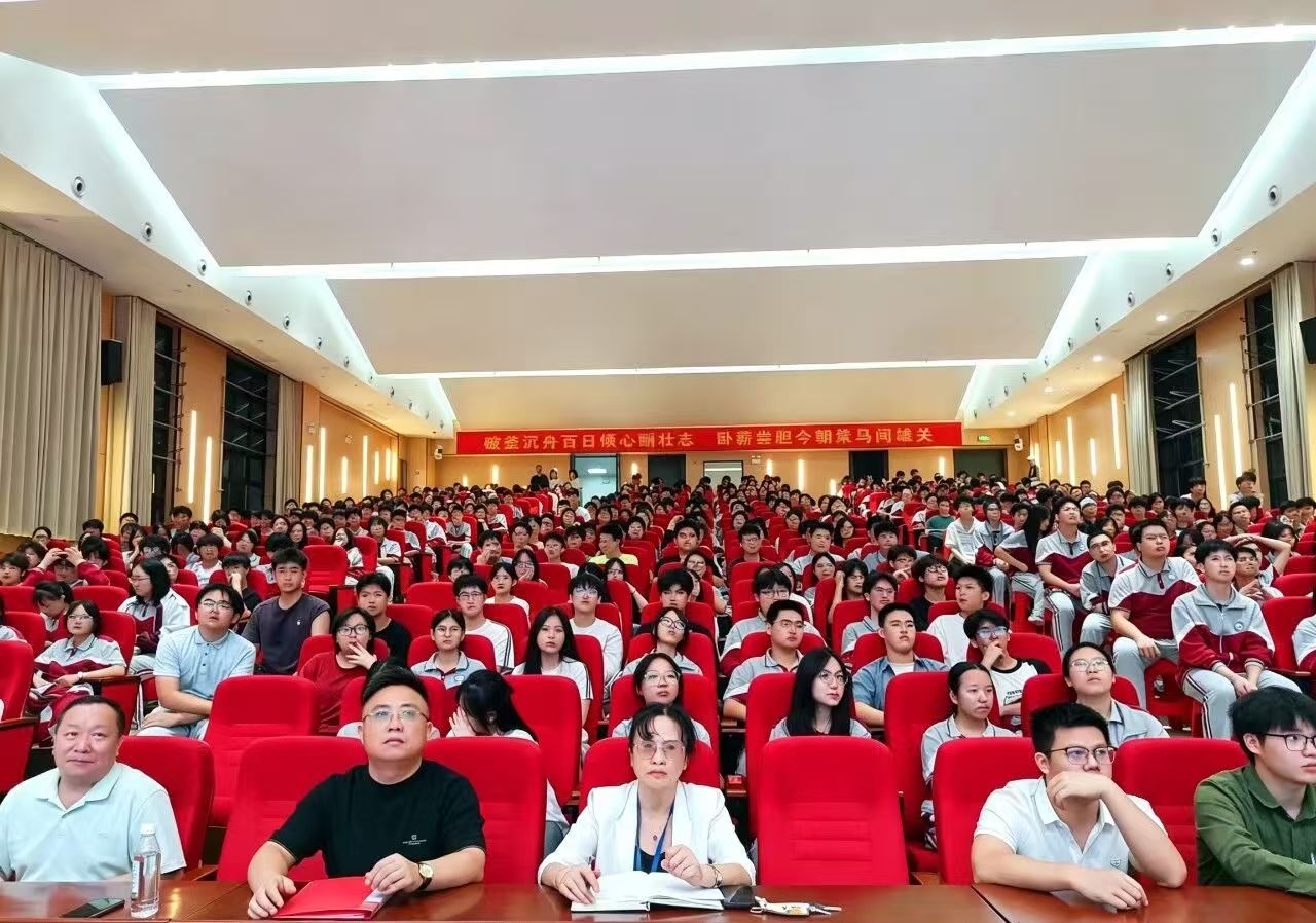 金秋方舟“方舟讲坛”开讲 核物理学者刘应都带学子推开微观世界大门