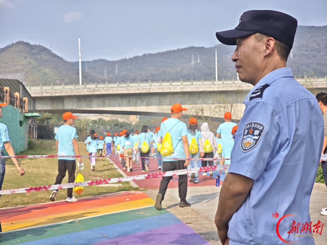 郴州走娃丨5公里走娃赛道,一抹“公安蓝”全程在线