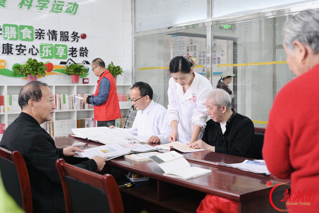 书香润银龄 丝弦暖夕阳——武冈市图书馆 “银龄分馆”落地医养中心