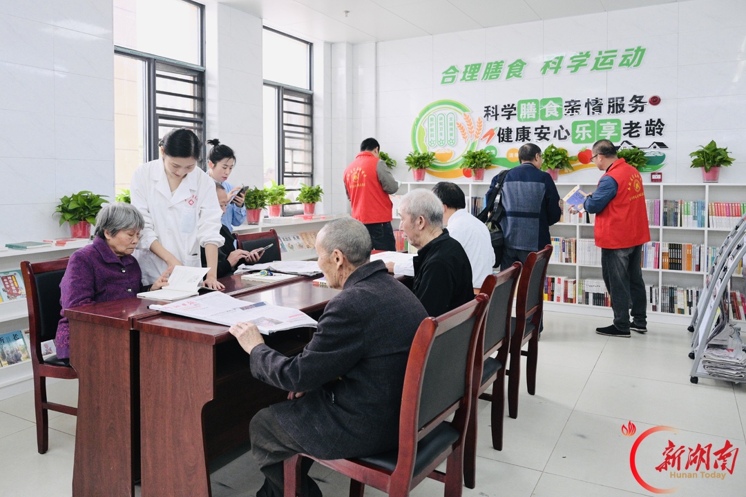 书香润银龄 丝弦暖夕阳——武冈市图书馆 “银龄分馆”落地医养中心