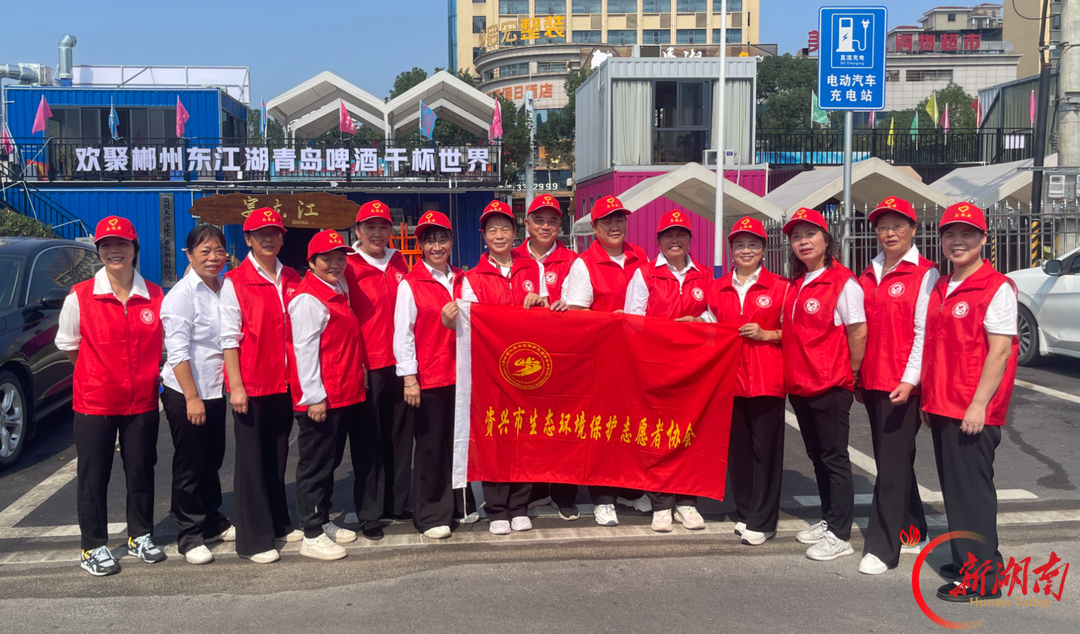 郴州走娃丨烈日下的“志愿红”：东江湖边，他们先孩子一步到岗