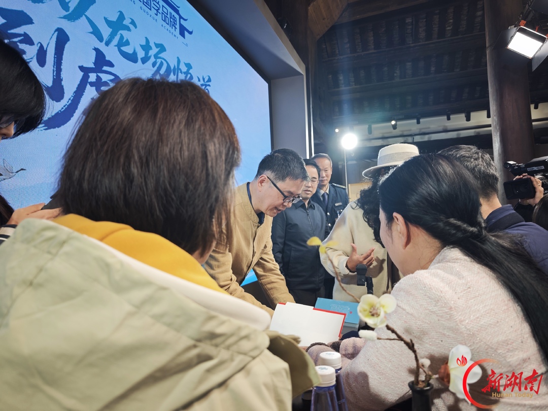 “年轻人要找到开‘外挂’的力量”——郦波龙兴讲寺开讲，留下这样一句话