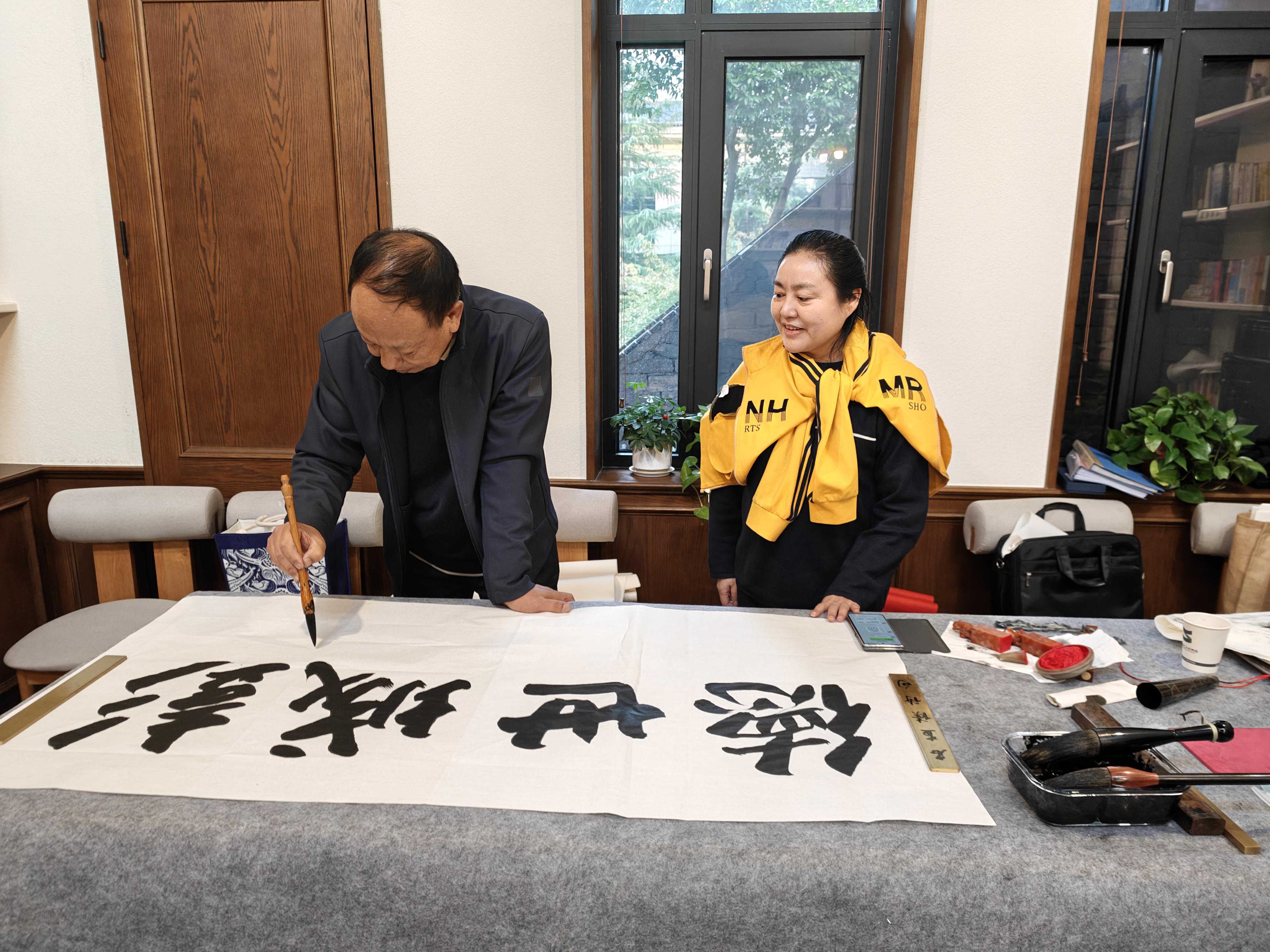 翰墨致敬劳模 匠心点亮初心——书画名家临潼与劳模共颂风华