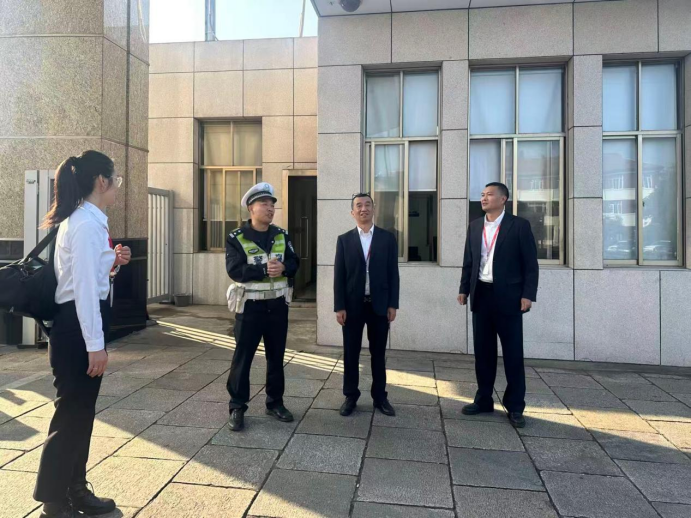 警企联动，全面推进“不戴头盔不进厂”安全新规