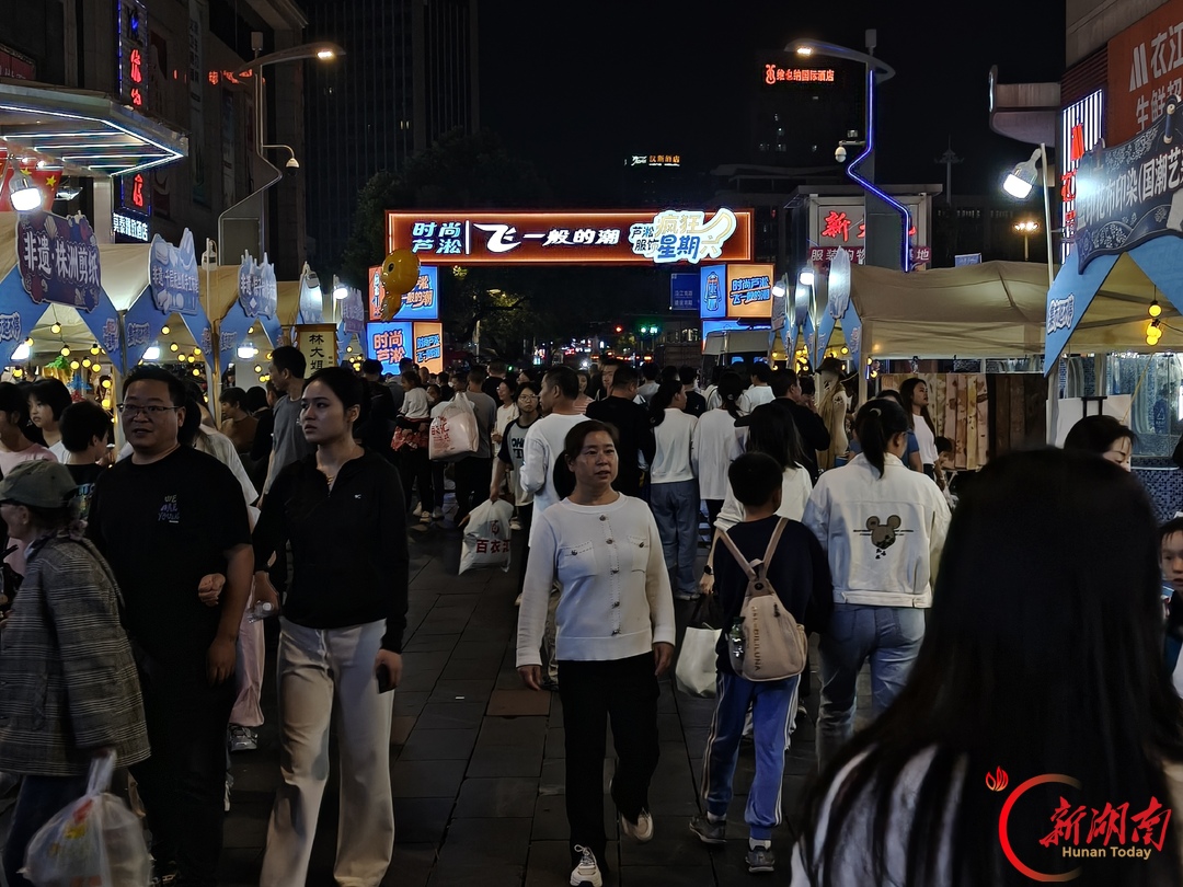 “芦淞服饰·疯狂星期六”启动，补齐传统批发市场夜间消费空白