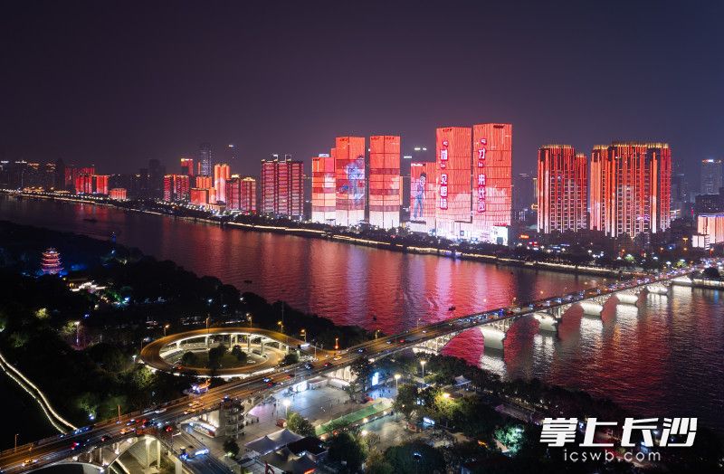 “湘江夜景美得让人动心！”4000余名学子沉浸式打卡长沙一江两岸璀璨夜景