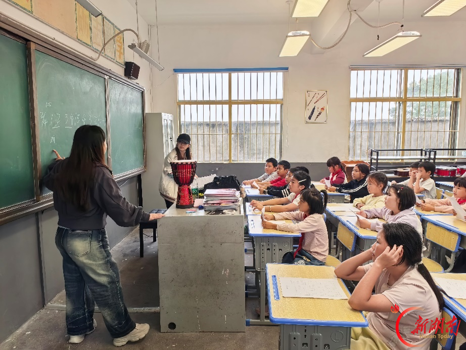 “乡韵童声・艺暖民心”——校地合作乡村美育帮扶活动在渌口区龙船镇王十万学校开班