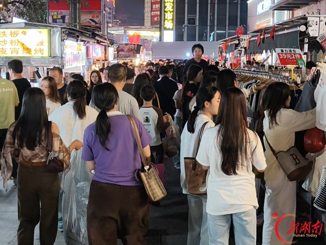 “芦淞服饰·疯狂星期六”启动，补齐传统批发市场夜间消费空白