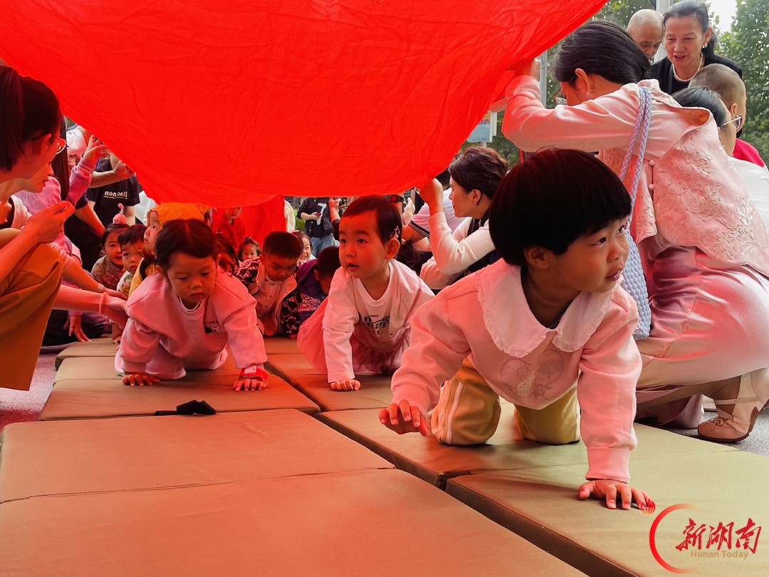 秋日小玩伴·公益大课堂——雨花区井湘社区开展医育结合科学育儿志愿服务活动