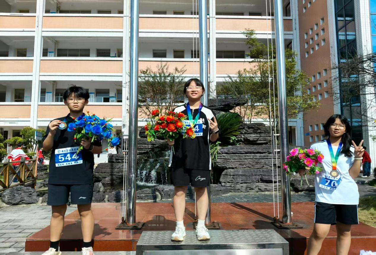 益阳市安化江英学校第十九届田径运动会顺利开展