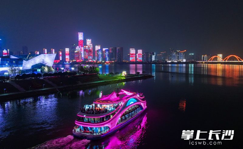 “湘江夜景美得让人动心！”4000余名学子沉浸式打卡长沙一江两岸璀璨夜景