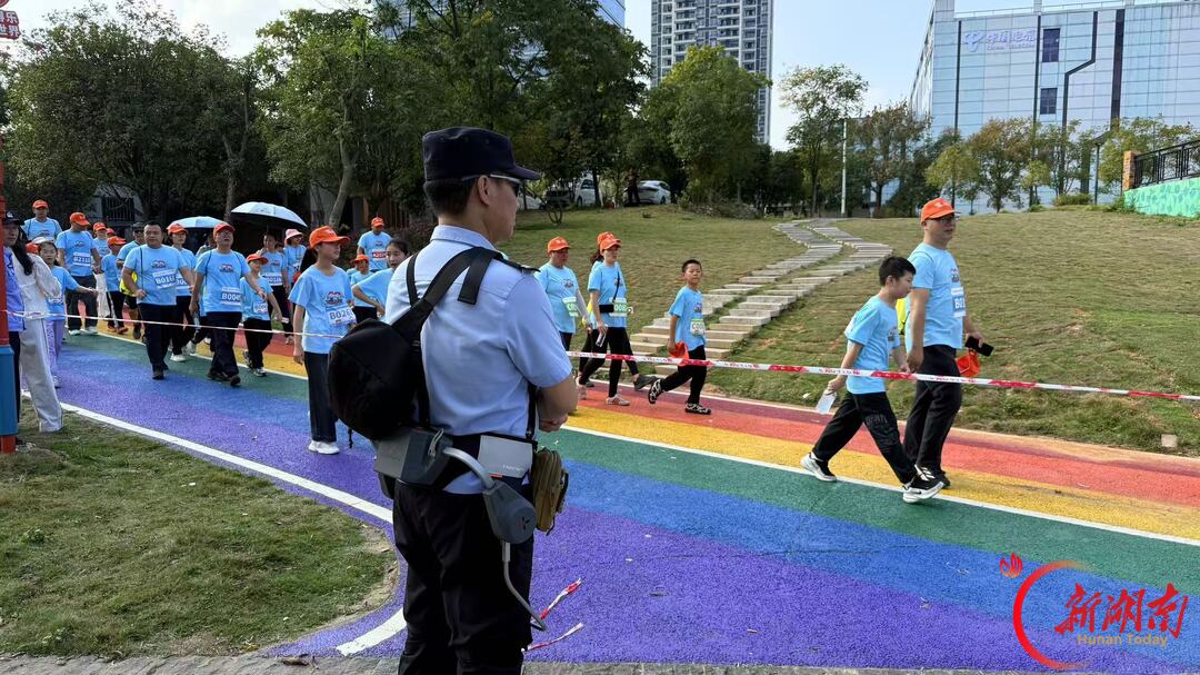 郴州走娃丨5公里走娃赛道,一抹“公安蓝”全程在线
