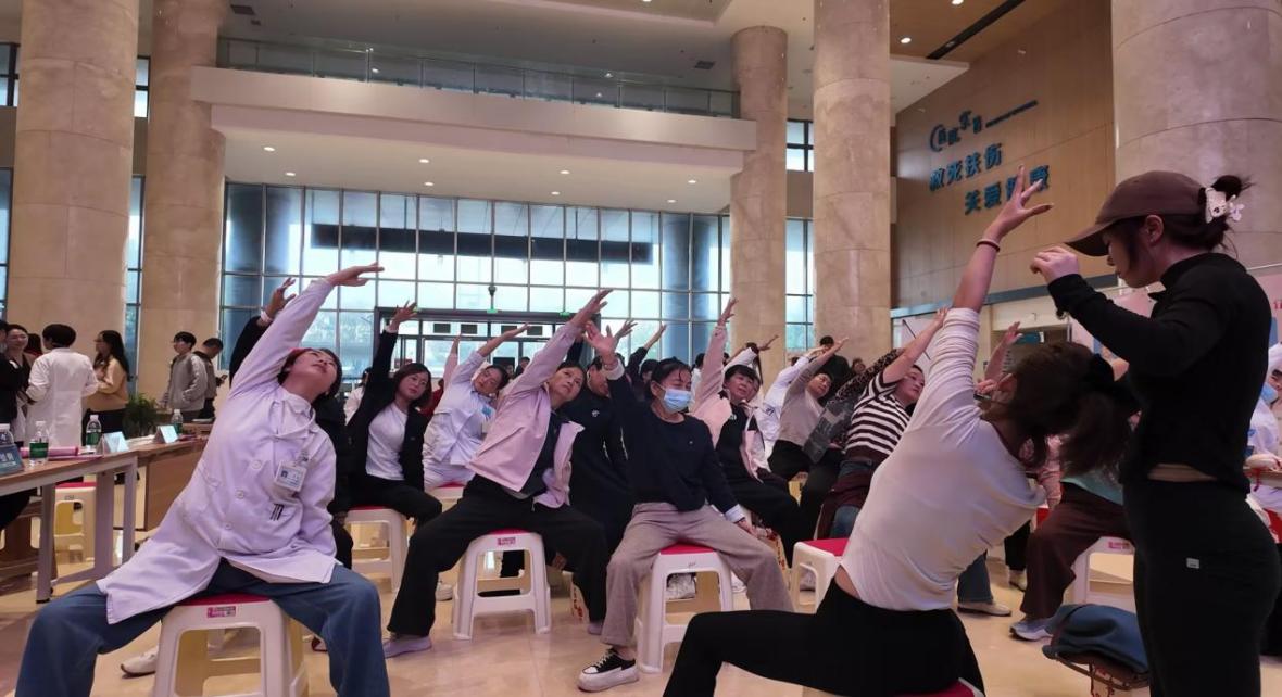 以“动”愈心 · 护“她”健康,岳阳市人民医院这场乳腺义诊很暖心