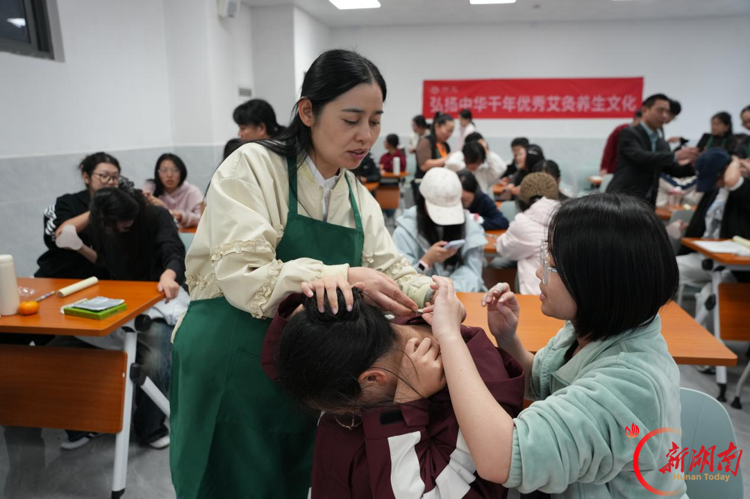 一根艾条连接传统与现代！益阳医专这堂非遗课有“灸”味