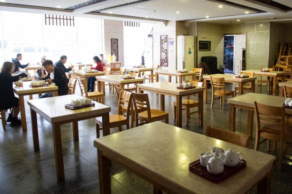 不开张“愁死”，开张了“亏死”：疫后餐饮业困局怎么破？