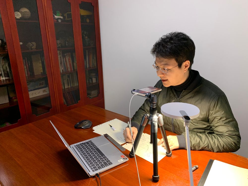 武大疫情防控青年突击队：为爱而行，传递真情