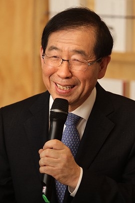 韩国官员财产公开：文在寅申报1100万元，首尔市长负债