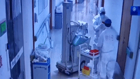 靠声音眼神认出彼此的医护夫妻，终于再次相拥!