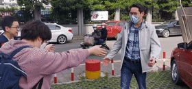 靠声音眼神认出彼此的医护夫妻，终于再次相拥!