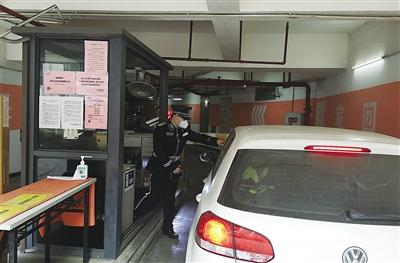 经济学本科生小区当保安 隔着口罩仍能认出上千业主