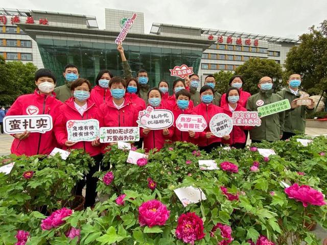 赠一枝牡丹花香，敬赤子热血衷肠！武汉医院这一幕，超治愈！