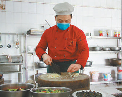 政策解难题 服务送温暖（统筹抓好改革发展稳定各项工作）