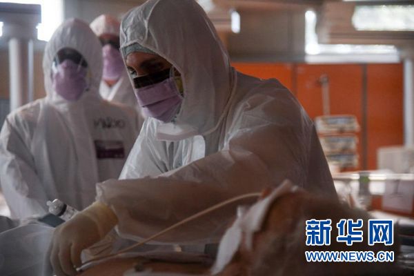 至暗时刻，他们迎来了中国医疗队!