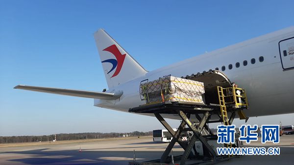 至暗时刻，他们迎来了中国医疗队!